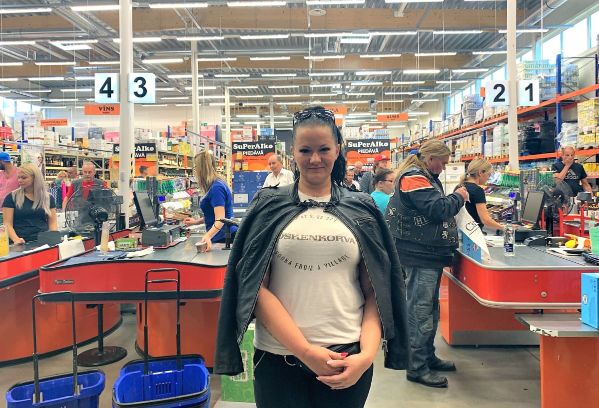 Jolanta Branta on Ainazissa sijaitsevan SuperAlko-liikkeen myymäläpäällikkö.