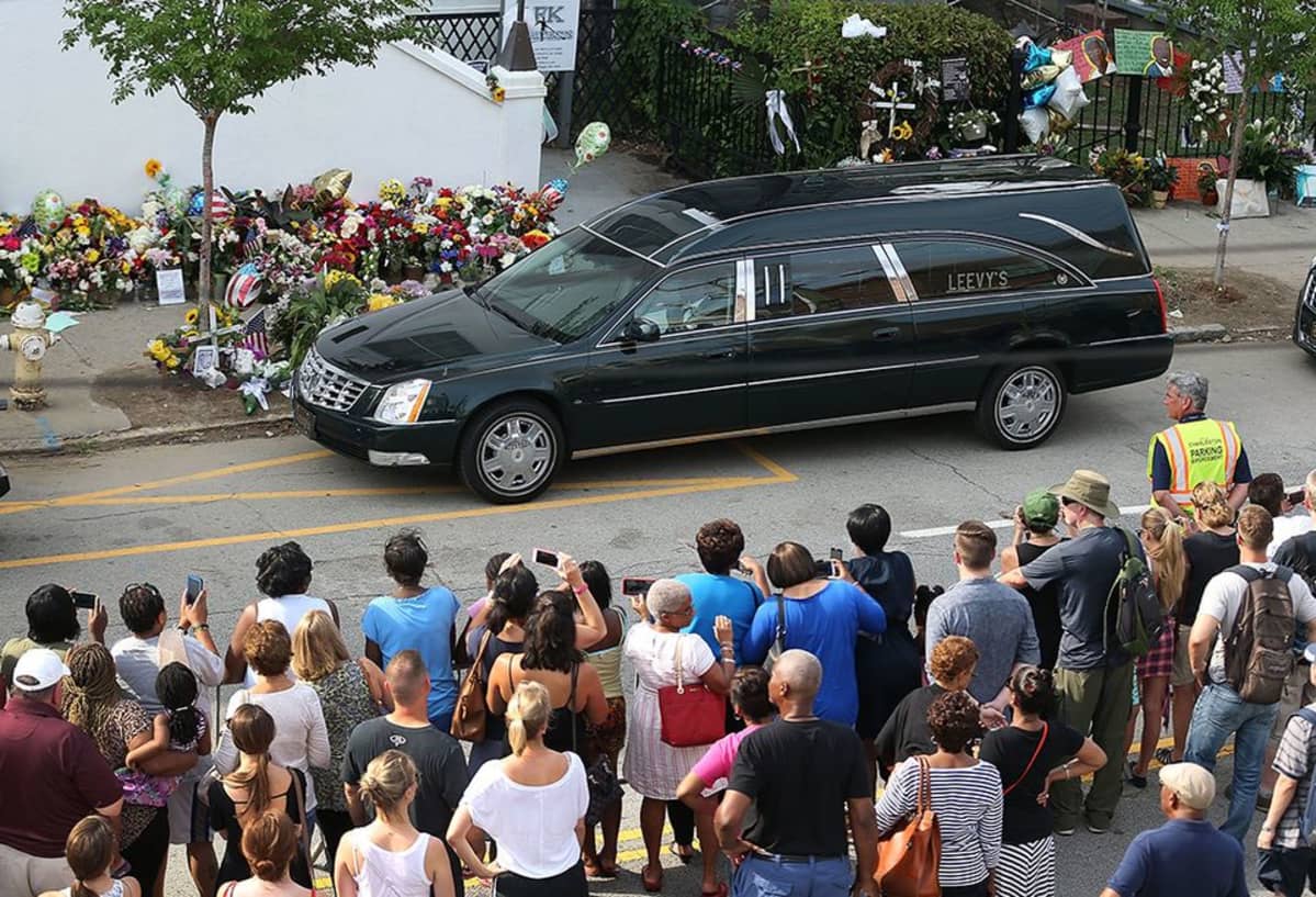 Pastori Clementa Pinckneytä kuljettava ruumisauto Charlestonissa perjantaina.