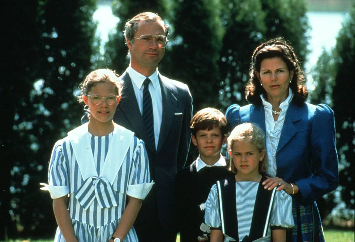 Ruotsin kuninkaallinen perhe, kuningas Kaarle XVI Kustaa ja kuningatar Silvia, kruununprinsessa Victoria , prinssi Carl Philip ja prinsessa Madeleine 8.6.1990.