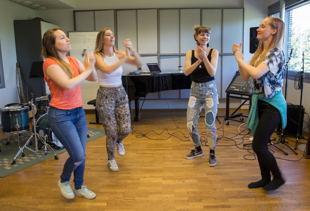 Kansanmusiikkiyhtye Tuuletar harjoittelee Helsingin Musiikkitalossa. Kuvassa vasemmalta Johanna Kyykoski, Venla Blom, Sini Koskelainen ja Piia Säilynoja.