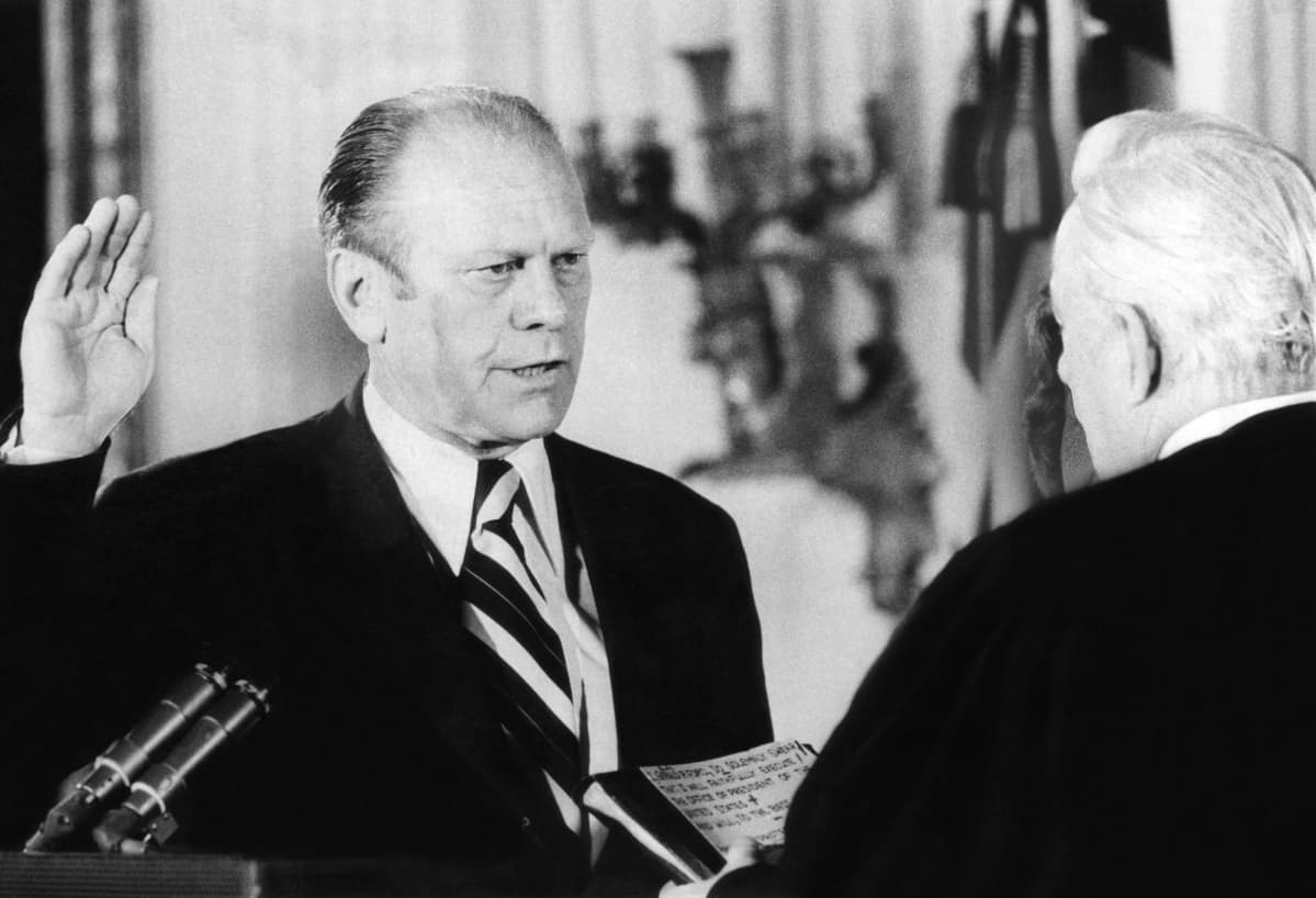 Gerald Ford vannoo presidentin virkavalan vuonna 1974 sen jälkeen kun presidentti Richard Nixon erosi.