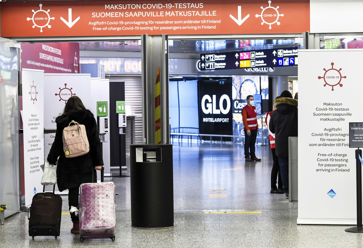Lentomatkustajia Helsinki-Vantaan lentokentällä.
