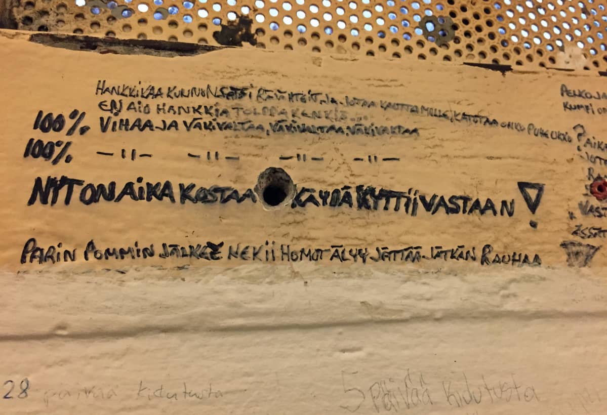 tekstiä ikkunasäleikössä putkassa