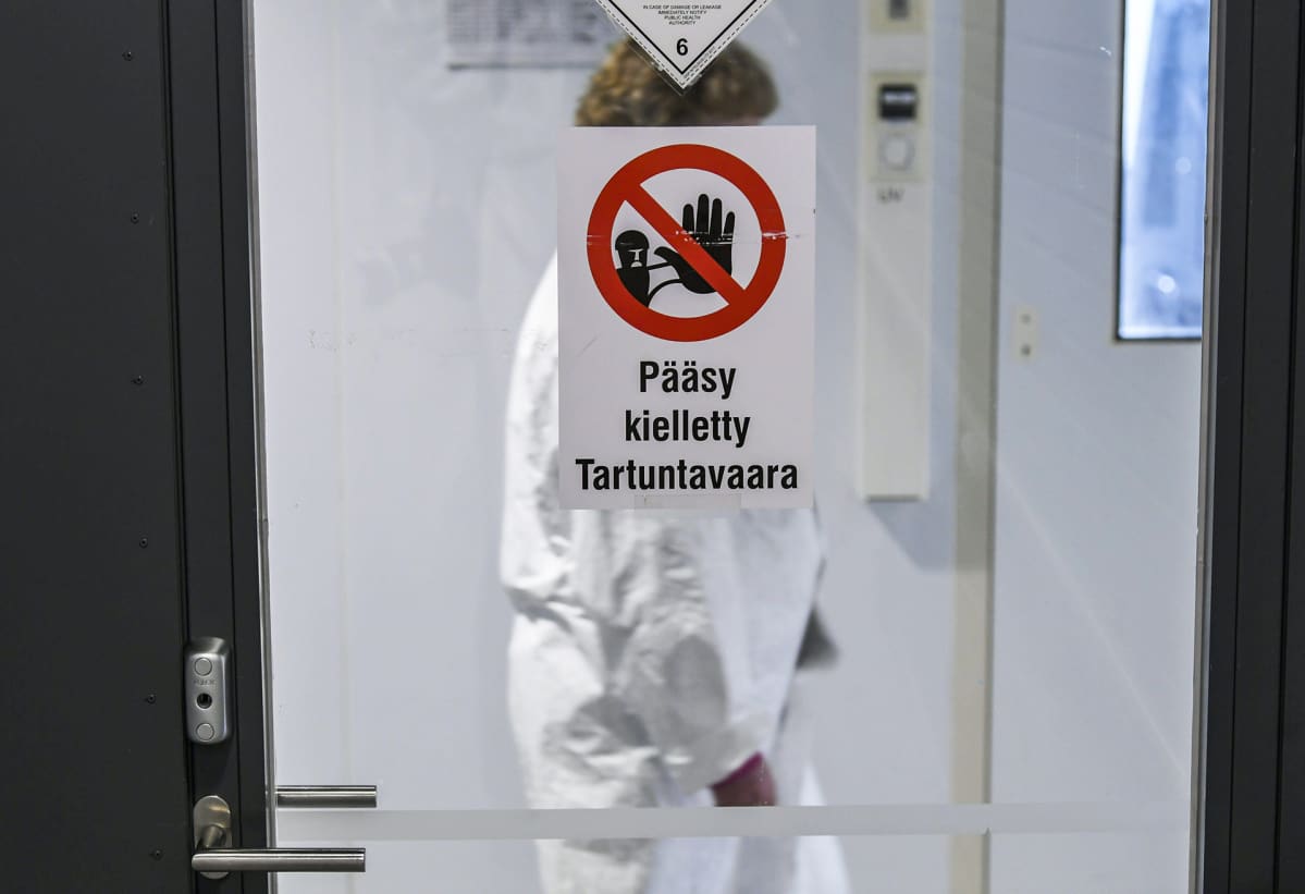 Tartuntavaarasta kertova Pääsy kielletty -kielto laboratoriossa, jossa analysoidaan koronavirusnäytteitä.