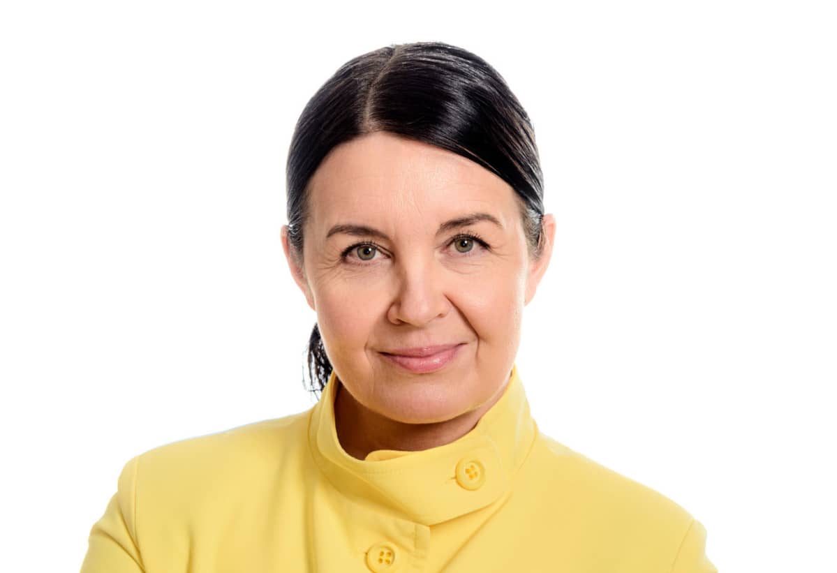 Nainen keltaisessa puvussa.