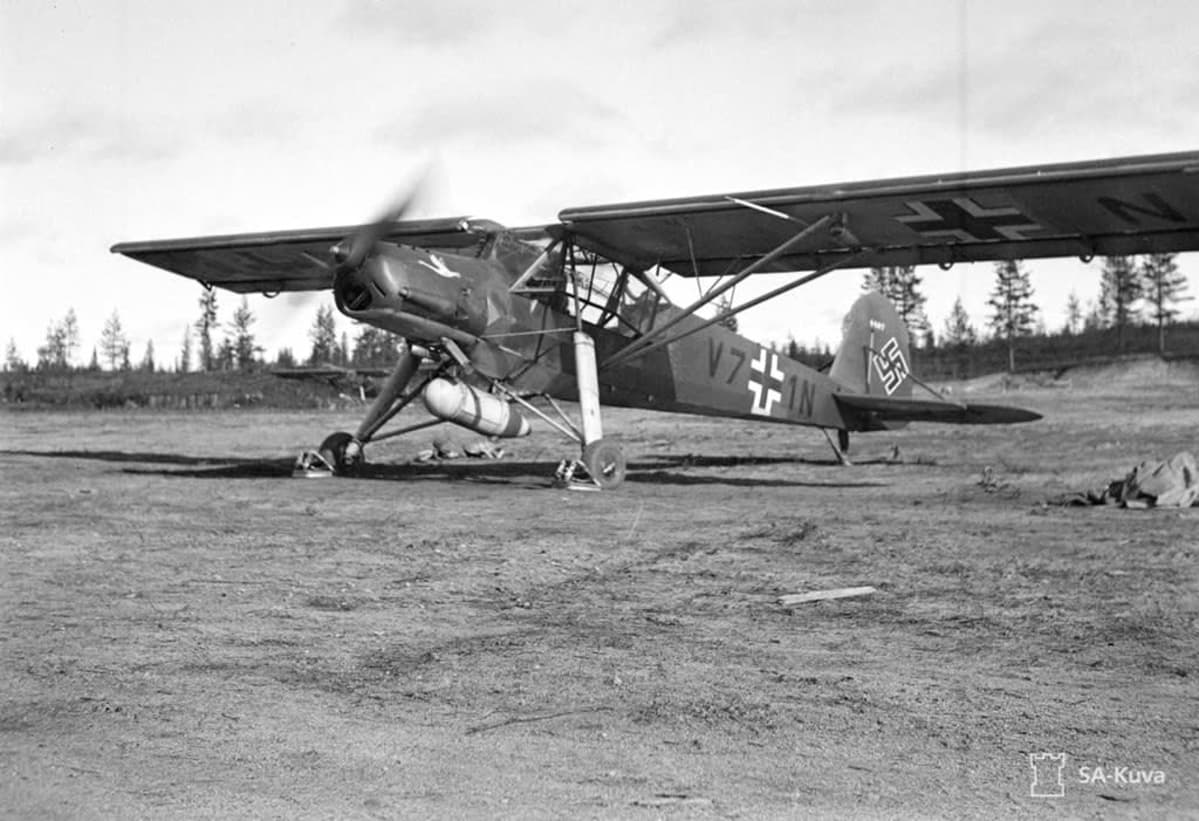 Kemijärven lentokenttä oli toisessa maailmansodassa Natsi-Saksan ilmavoimien Luftwaffen käytössä. Kentältä tehtiin tiedustelu- ja pommituslentoja Neuvostoliittoon. Kuvassa tiedustelukone Fieseler Storch Kemijärven kentällä kesällä 1941.