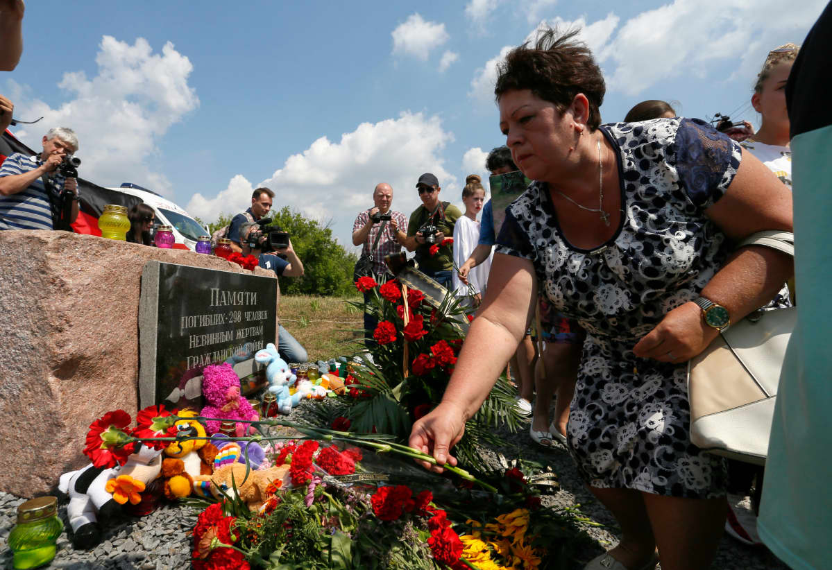 Muistokukkasia MH17 alas ammutun malesialaiskoneen uhreille.