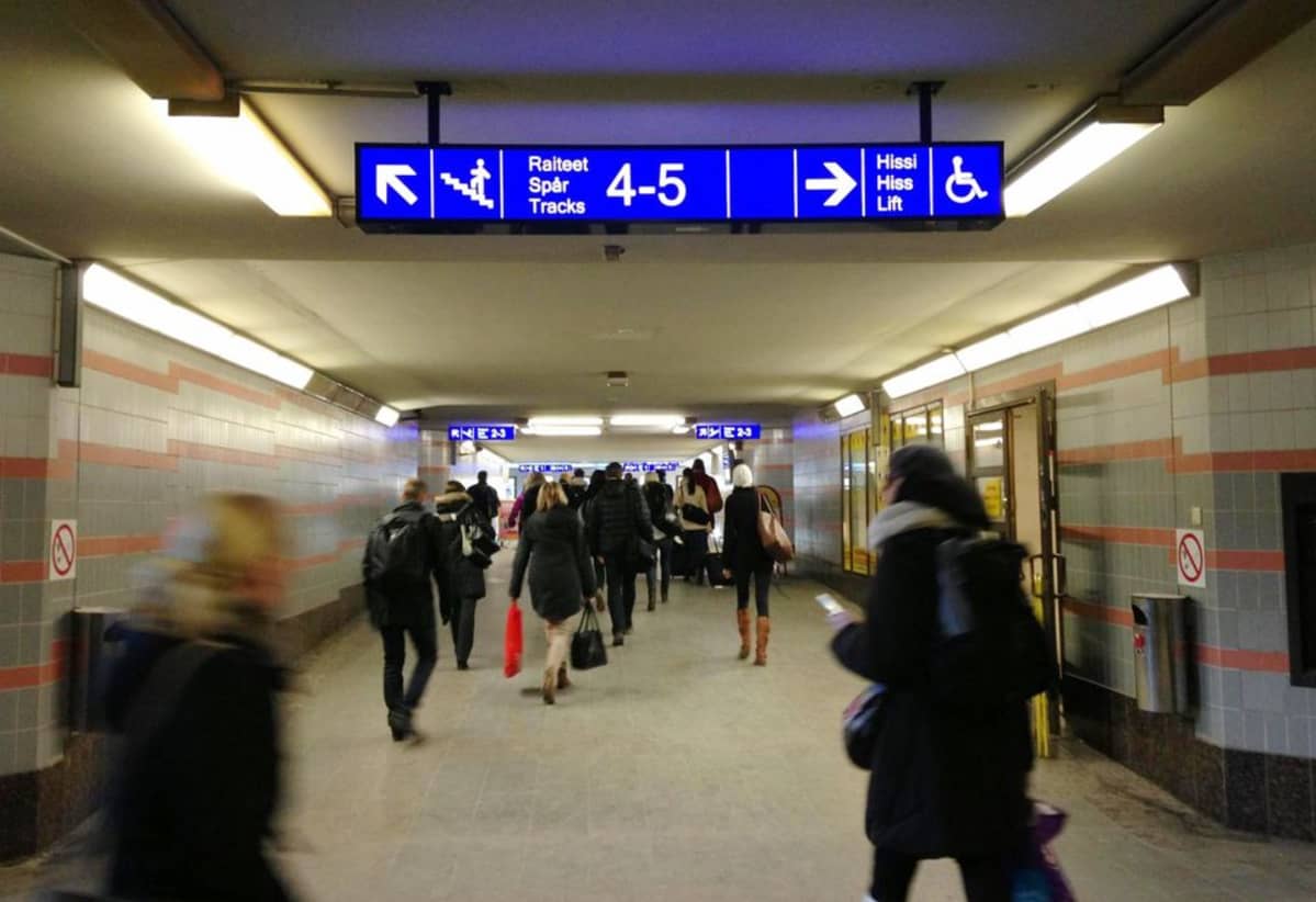 Matkustajia Tampereen asematunneilissa