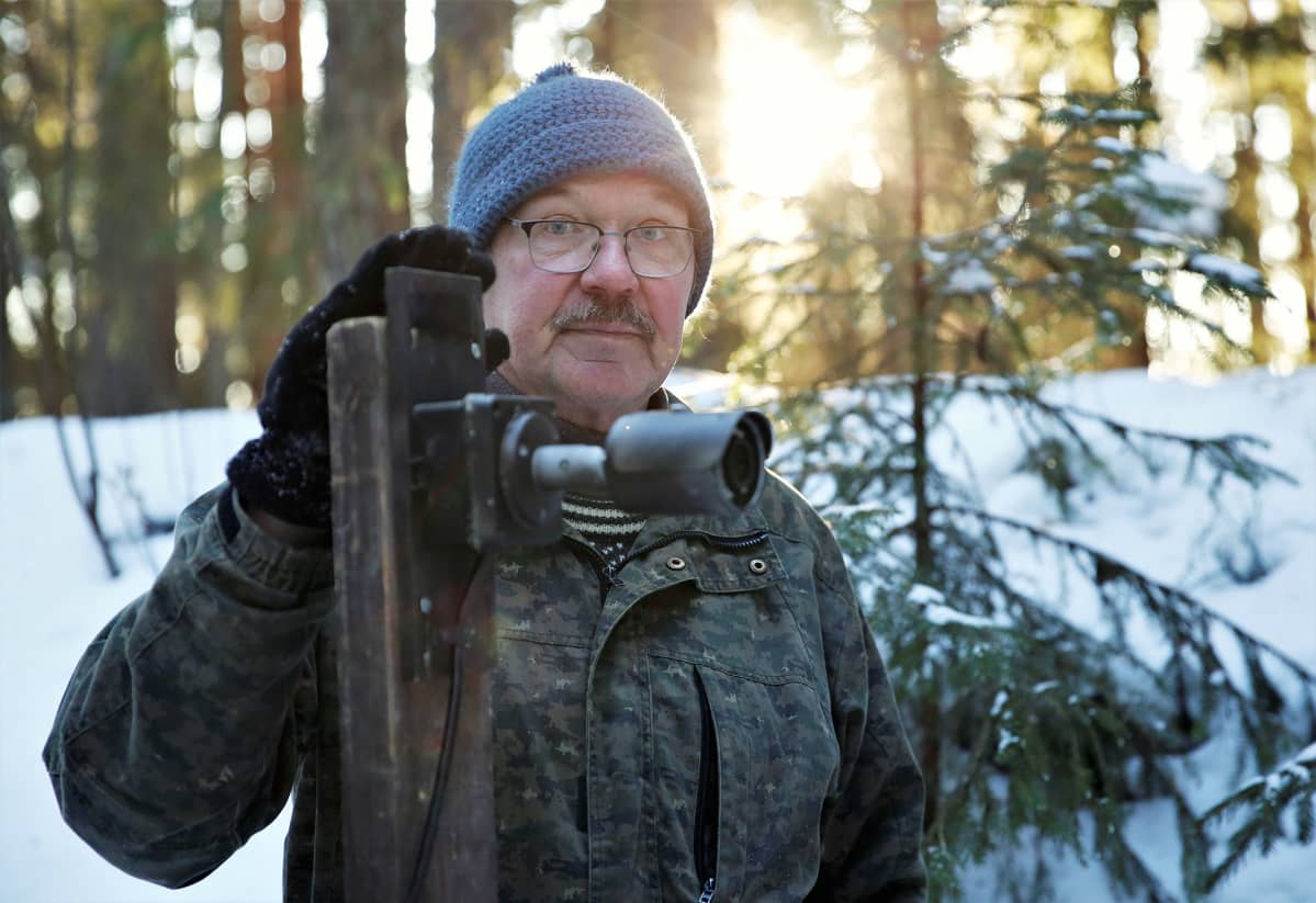 Hannu Siitonen asentamassa livekameraa