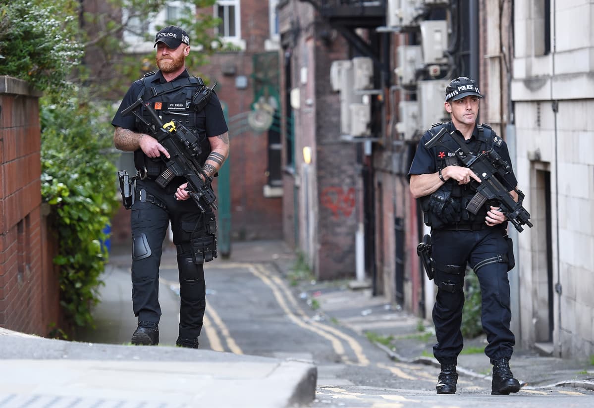 Aseistettut poliisit partioivat Manchesterissa 23. toukokuuta.
