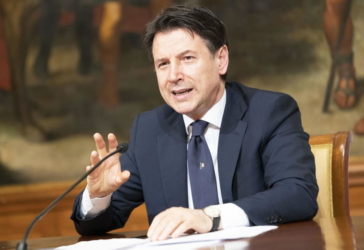 Giuseppe Conte pitää puhetta.