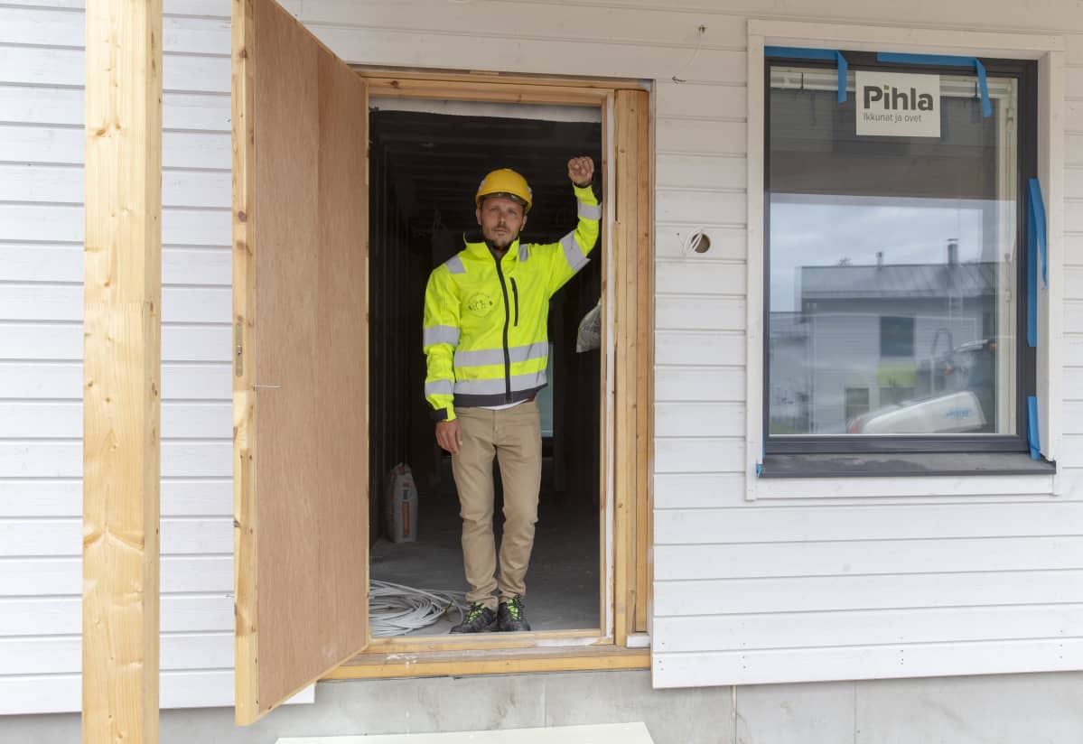 Yrittäjä Joni Varkka työmaallaan Lahdessa.