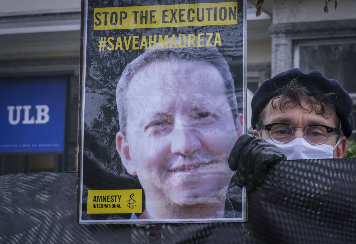 Amnesty Internationalin mielenosoitus Ahmadreza Djalalin kuolemantuomiota vastaan Iranin Brysselin-suurlähetystön edustalla 30. marraskuuta 2020.