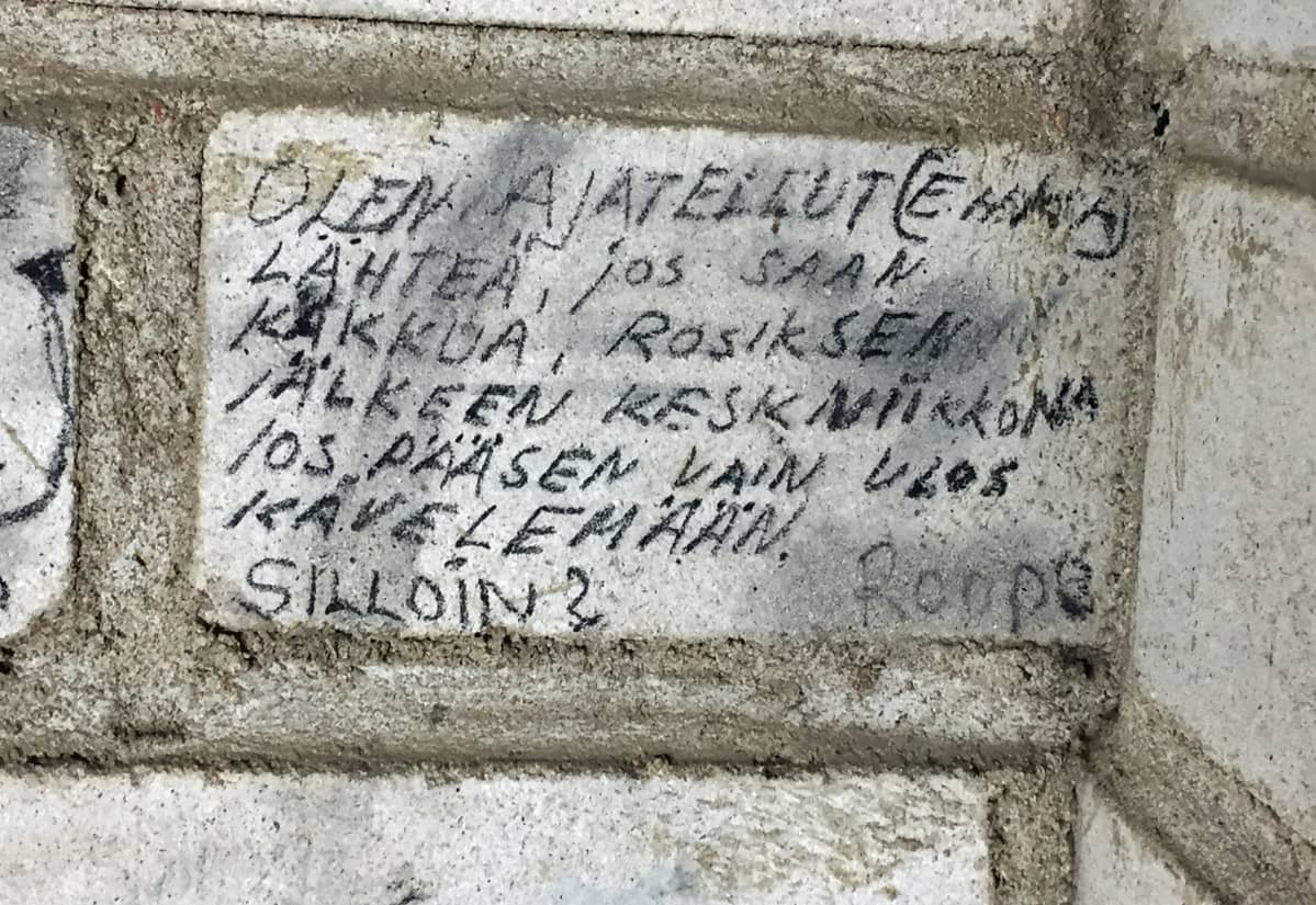 pakosuunnitelma tiiliseinässä
