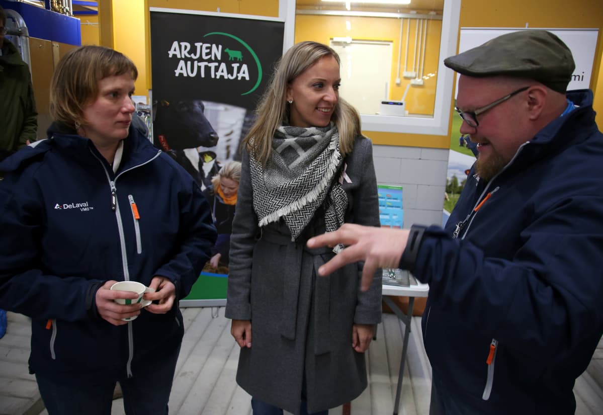 Kansanedustaja Sandra Bergqvist tutustuu uuteen poihattoon Paraisilla