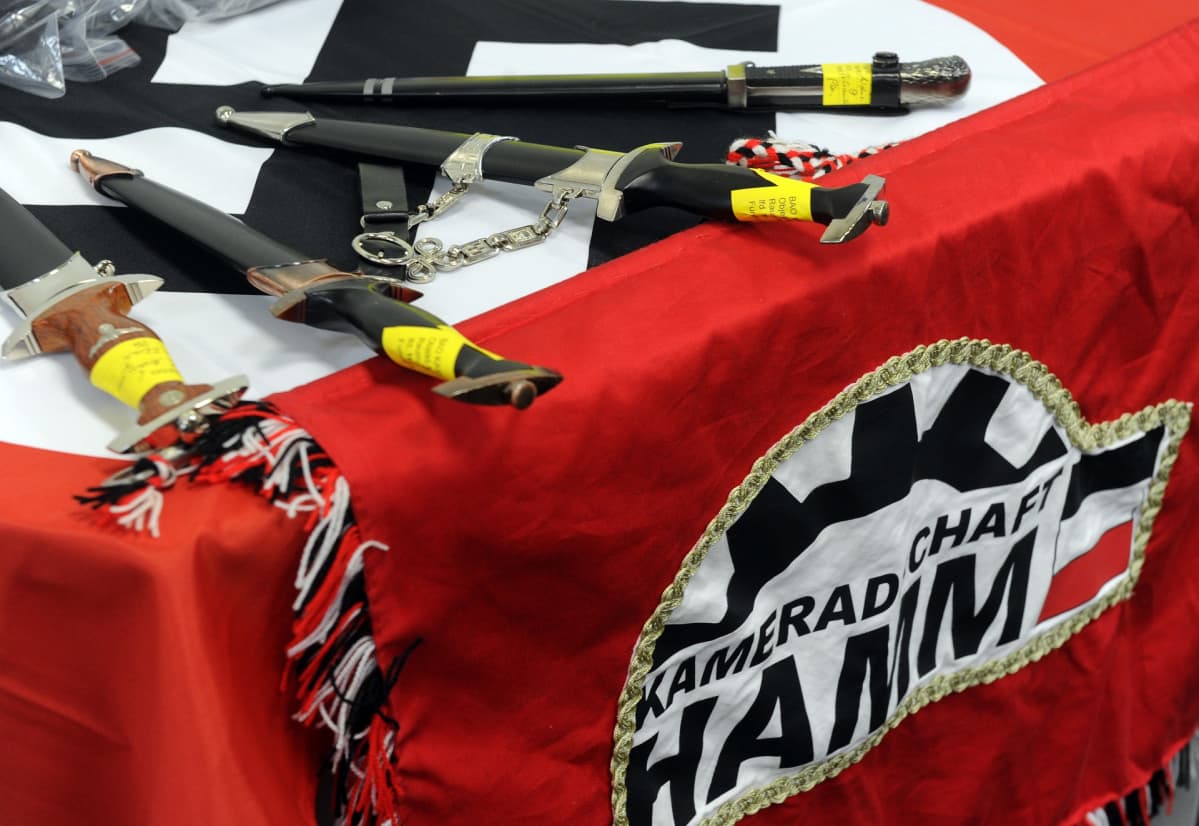 Saksan äärioikeistolaiselta Kameradschaft Hammilta takavarikoituja miekkoja ja lippuja
