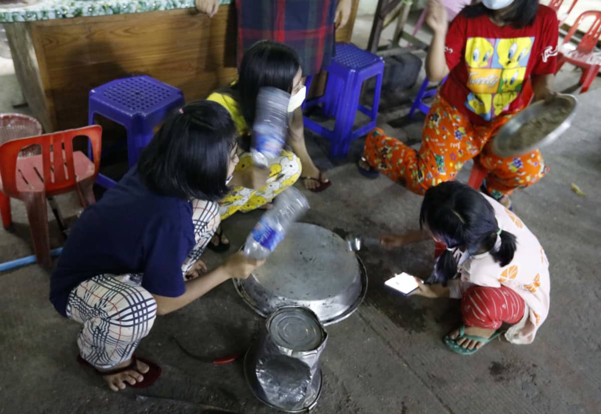 Lapset rummuttivat kattiloita ja patoja Yangonissa torstaina.
