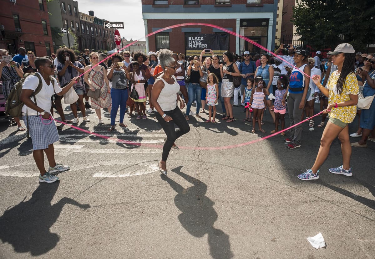 Kahdella hyppynarulla hyppimistä New Yorkin Brooklynissa elokuussa 2016.