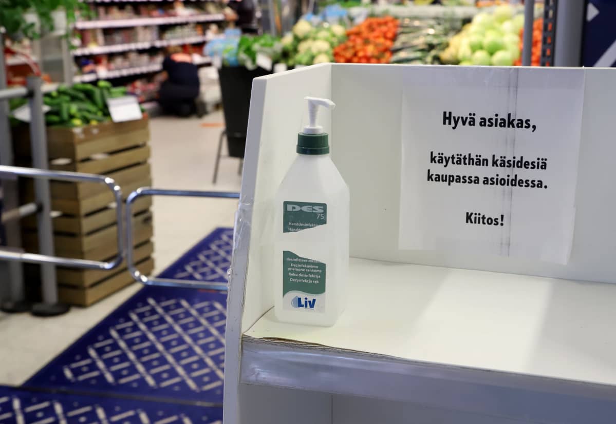 Käsidesiä ruokakaupan sisäänkäynnillä