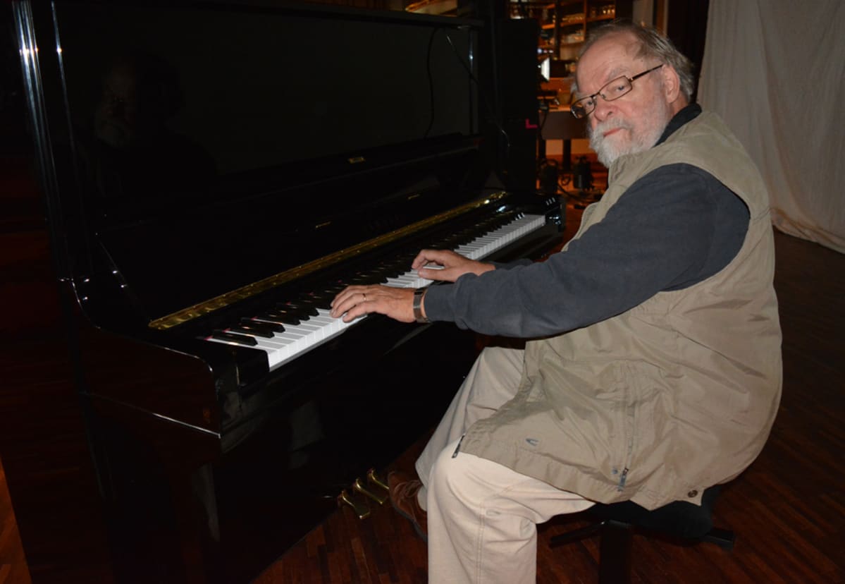 Kaj Chydenius soittaa pianoa.