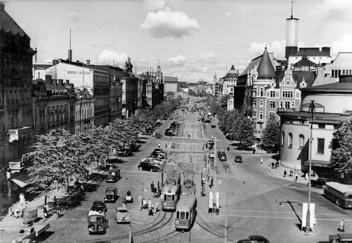 Mannerheimintien alkupäätä. Oikealla Ruotsalainen teatteri. Mannerheimintie 1, 2, 4, 6, 8 - Eteläesplanadi 9