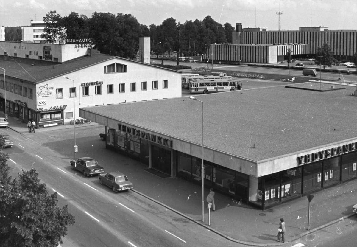 mustavalkokuva Kouvolan keskustasta 1970-luvun alusta, Yhdyspankin talo, vanha linja-autosema ja virastotalo