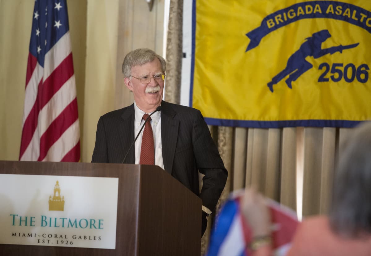 Presidentti Donald Trumpin turvallisuusneuvonantaja John Bolton puhui Sikojenlahden veteraanien tilaisuudessa Miamissa keskiviikkona.