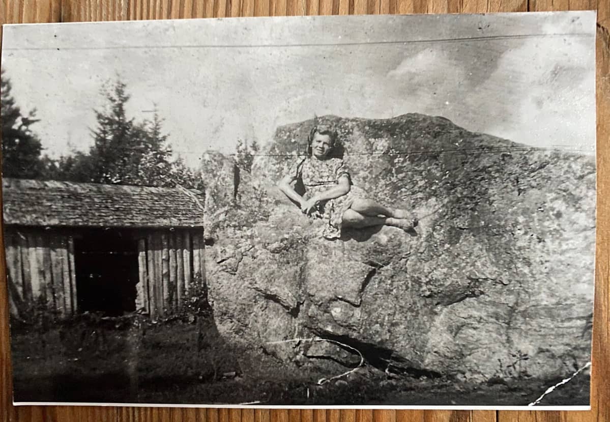 Kaarina Karlsson Rautjärven kotinsa pihakivellä.