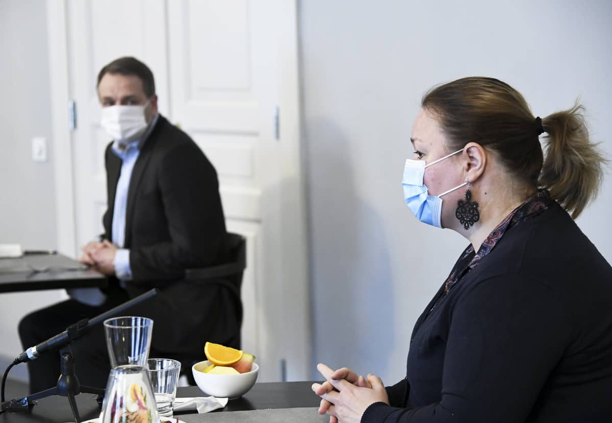 Perhe- ja peruspalveluministeri Krista Kiuru politiikan toimittajien järjestämässä koronadebatissa.