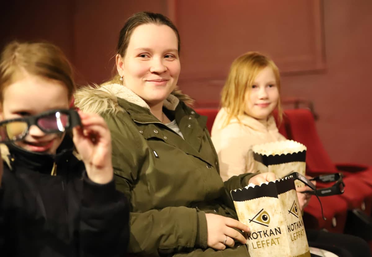 perhe odottaa elokuvan alkua