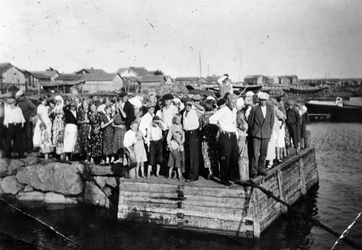 Tytärsaarelaisia sataman laiturilla 1937.