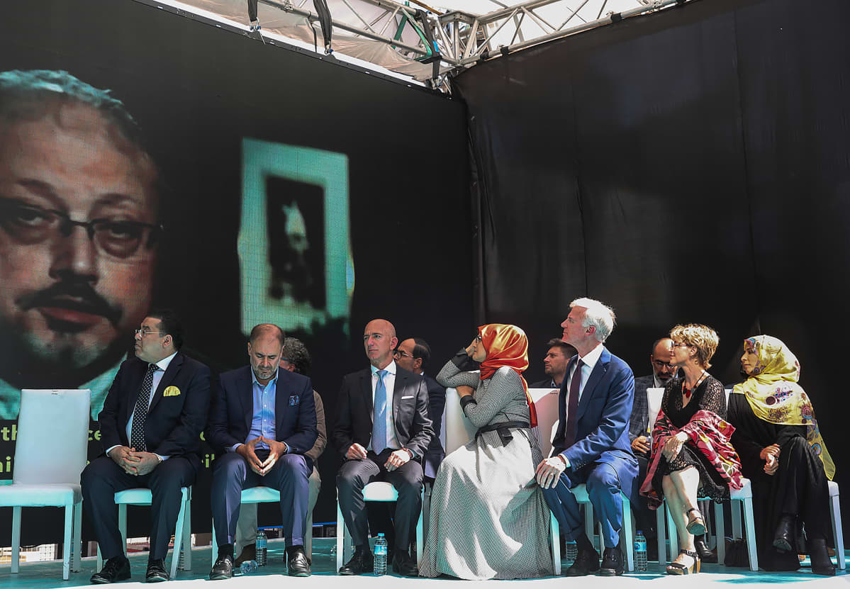 Seinälle on heijastettu vuosi sitten murhatun toimittaja Jamal Khashoggin kuva .