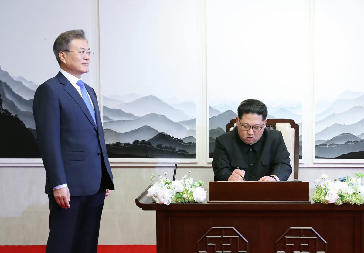 Moon Jae-in ja Kim Jong-un tapaavat Panmunjomissa.