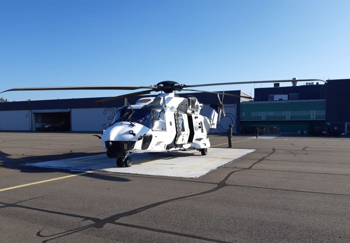 Puolustusvoimien NH90-helikopteri valkoisessa värissä