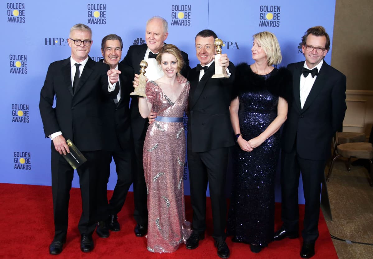 The Crown-sarjan näyttelijöitä ryhmäkuvassa Golden Globe -gaalassa.