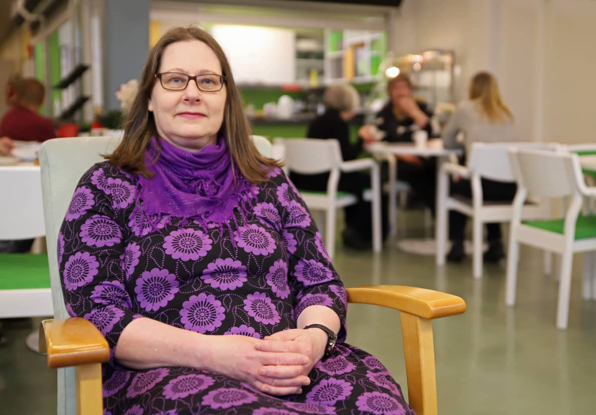 Tina Holmberg-Kalenius istuu tuolissa