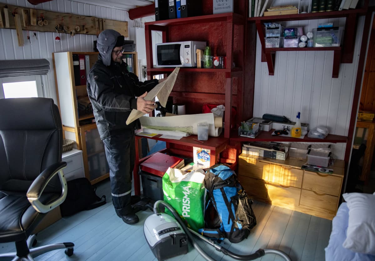 Timo Ruuska tutkimassa karttaa toimistossansa.