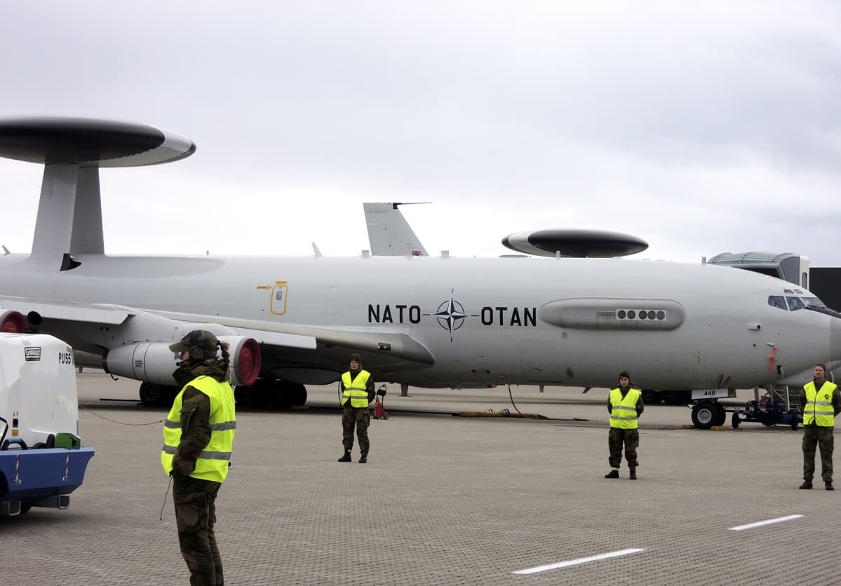 Sotilasliitto Naton E-3A AWACS ilmavalvonta- ja taistelunjohtokoneita Örlandin tukikohdassa Norjassa 31. lokakuuta.