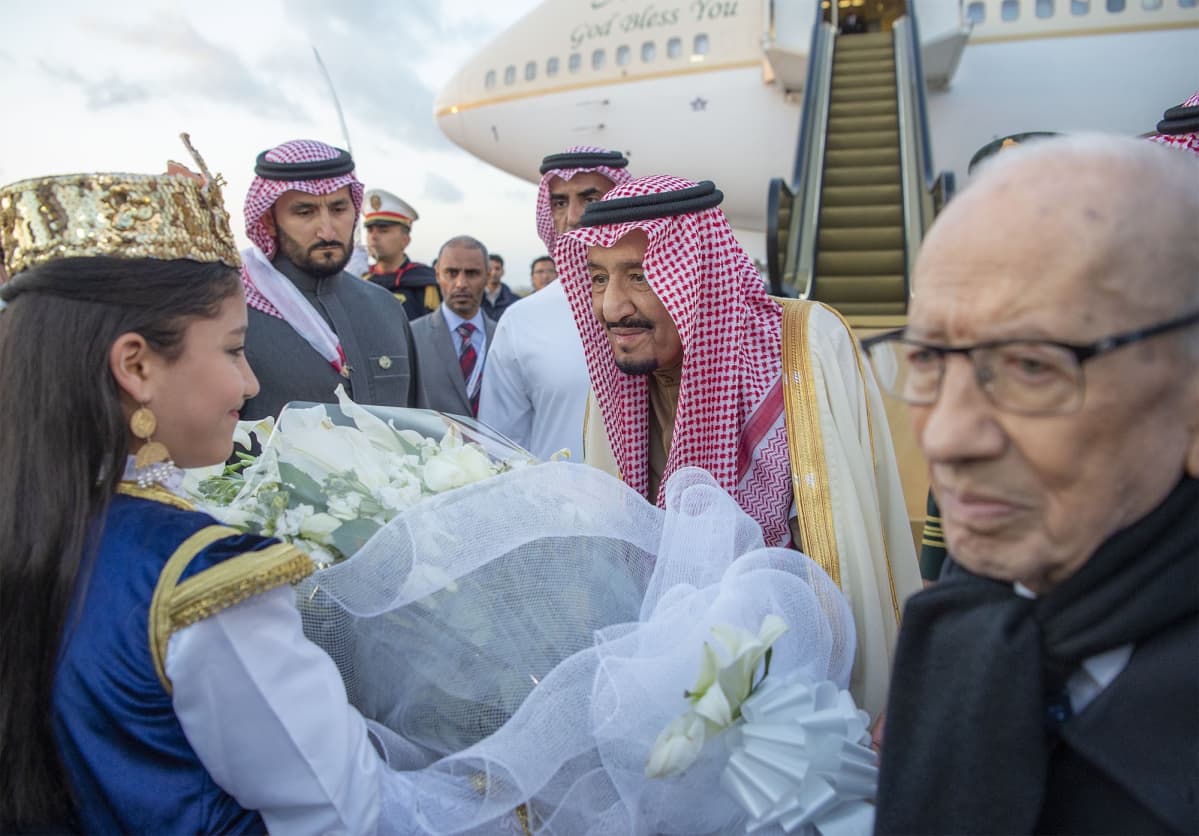 Salman bin Abudl-Aziz toivotetaan tervetulleeksi Tunisiaan.
