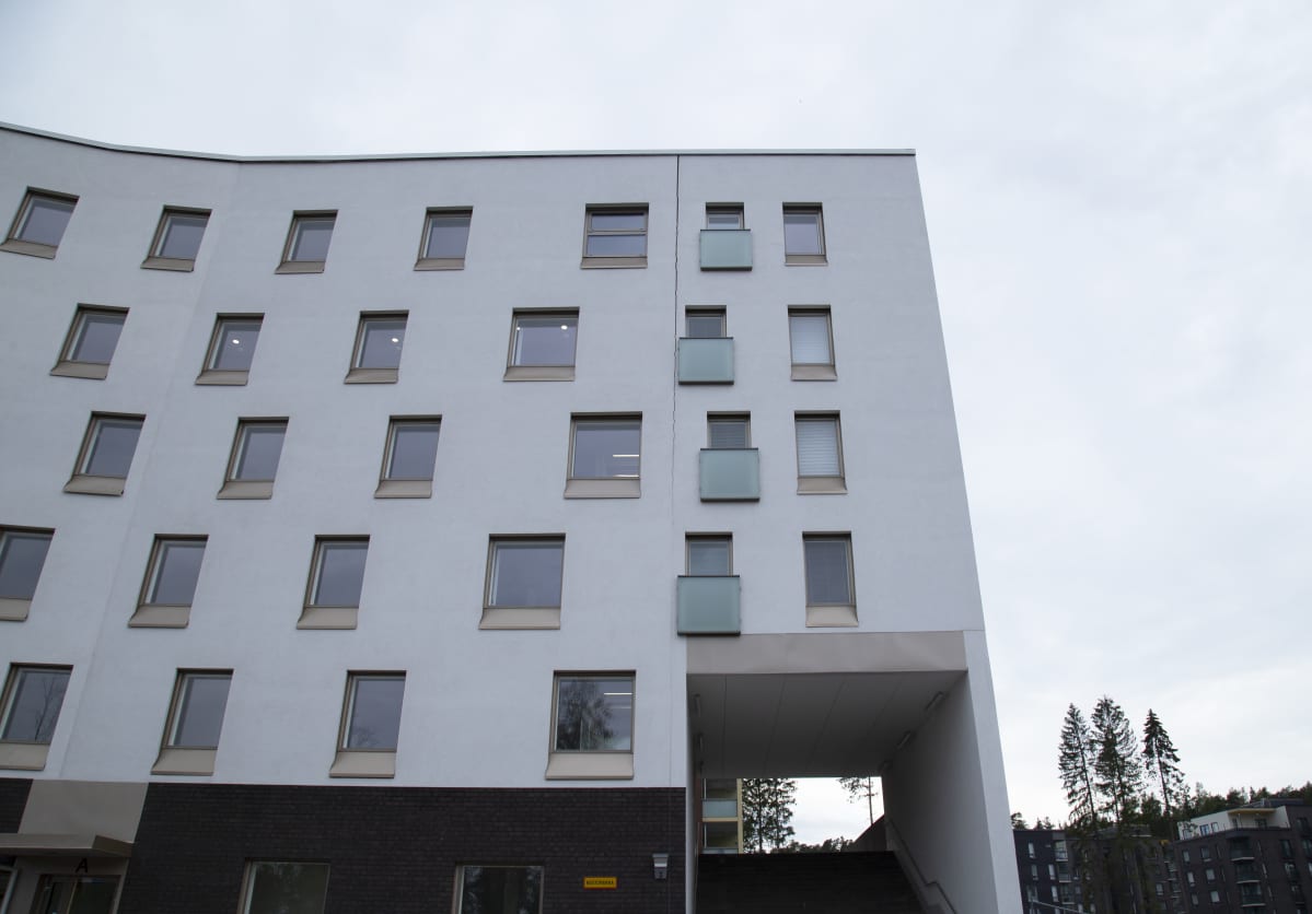 Railo kerrostaloasunnon julkisivussa