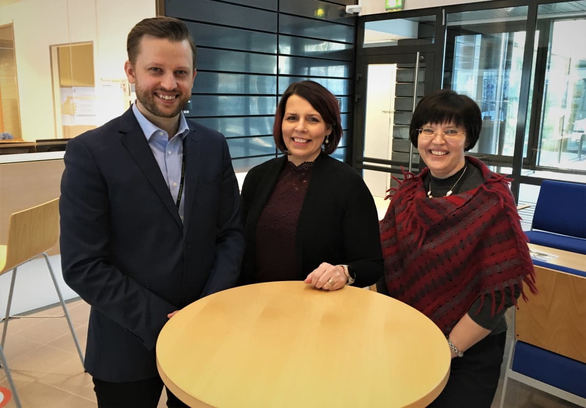 Aki Ruotsala (vas.), Anu Havuluoto ja Eliisa Rissanen seisovat vierekkäin Etelä-Pohjanmaan ely-keskuksen aulassa.
