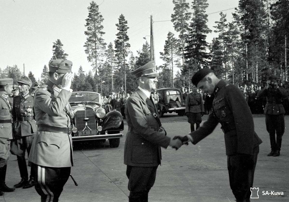 Adolf Hitler tervehtii suomalaista sotilasta