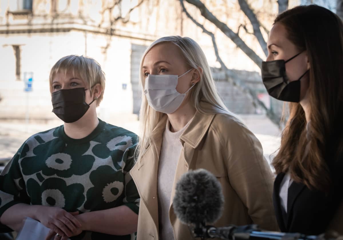 Annika Saarikko, Maria Ohisalo ja Sanna Marin Säätytalon portailla hallituksen puoliväliriihen alkaessa 21. huhtikuuta.