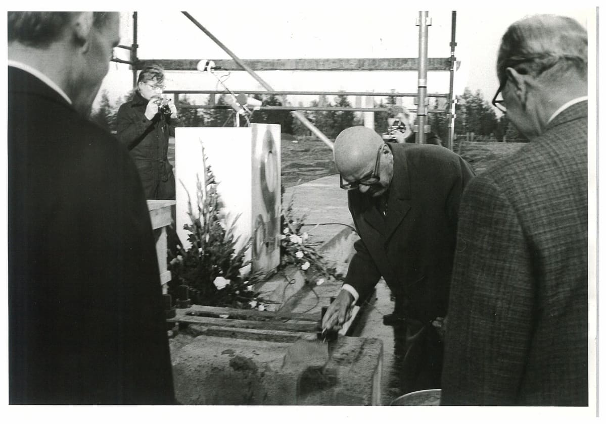 Presidentti Urho Kekkonen muuraa Outokummun Tornion jaloterästehtaan peruskiveä syyskuussa 1974.