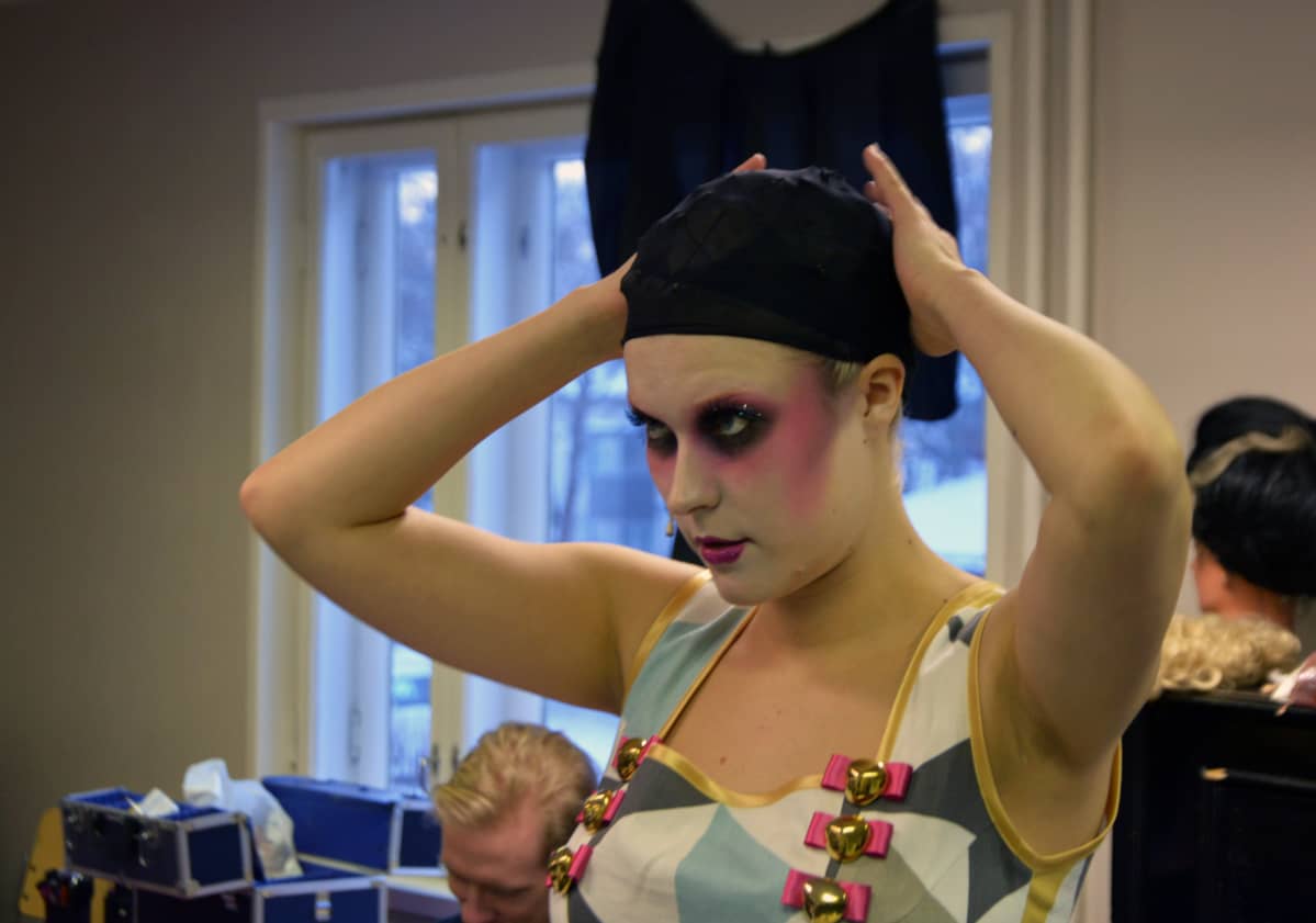 Näyttelijä Laura Viinikka peilaa itseään takahuoneessa.