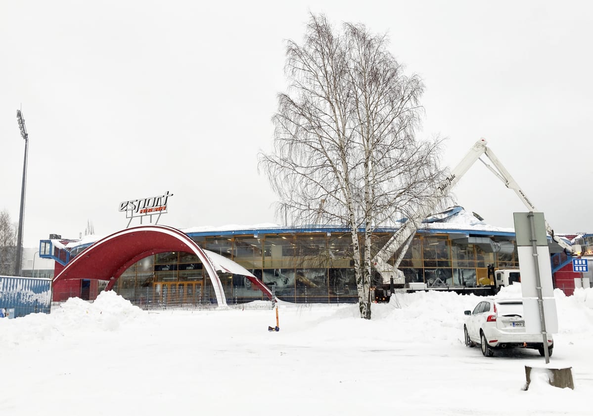 Romahtanut kuplahalli.