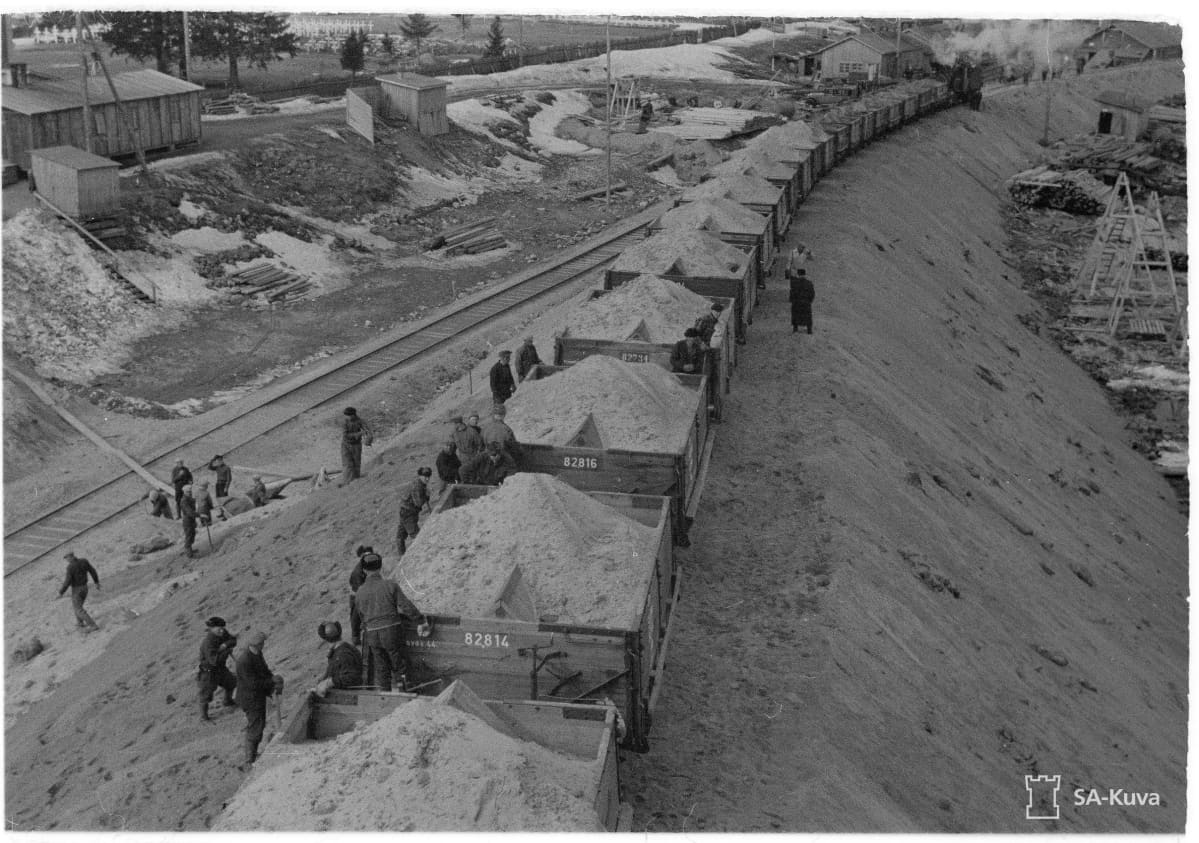 Soraa ajetaan Sallan radan penkkaan Kemijärvellä kesällä 1942.