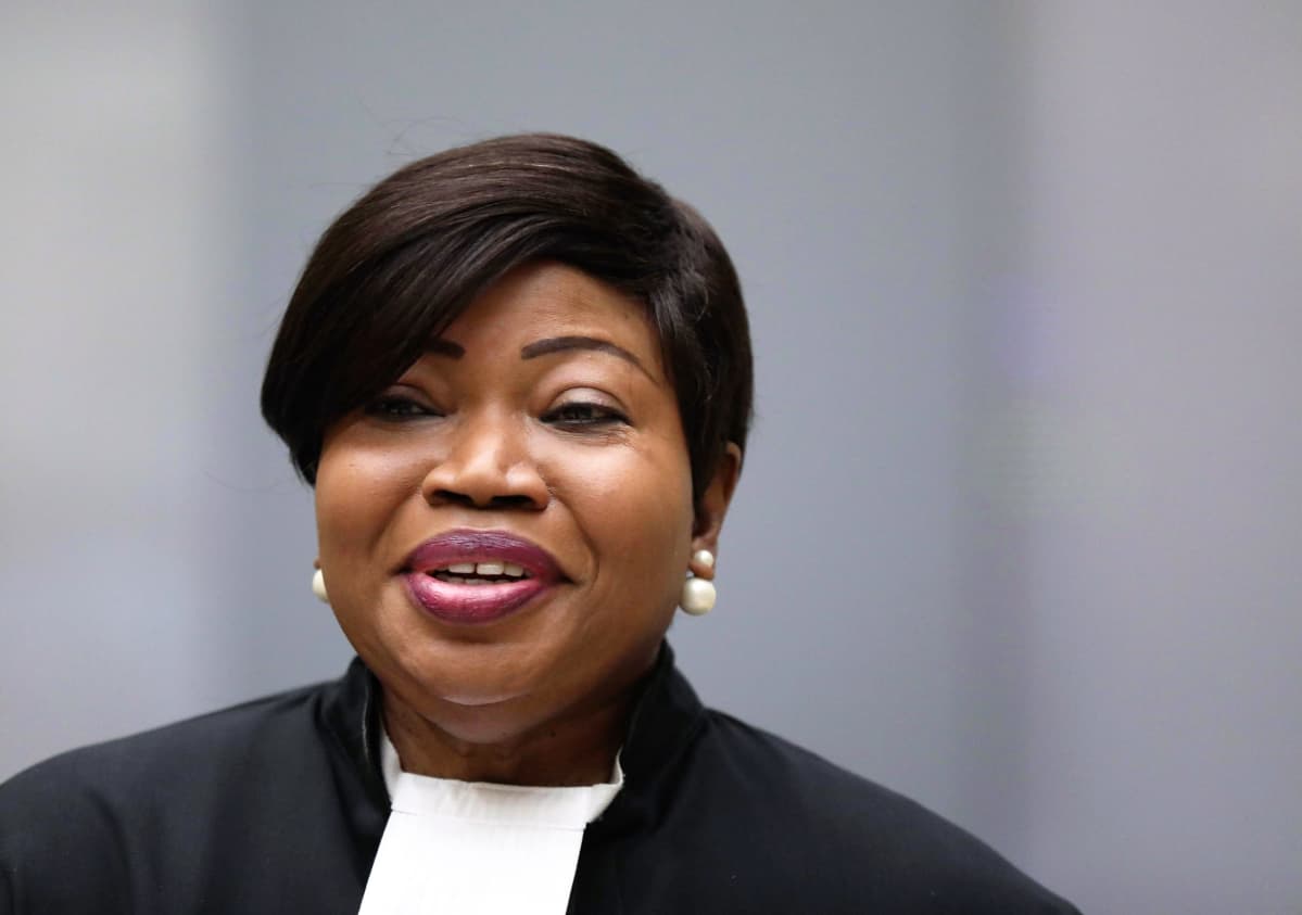 Fatou Bensouda mustassa asussa, valkoisessa kauluksessa.
