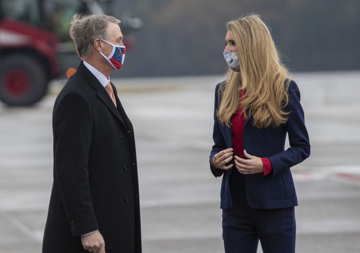 Republikaanien senaattoriehdokkaat David Perdue ja Kelly Loeffler kuvattuna 4. joulukuuta Georgian Mariettassa.