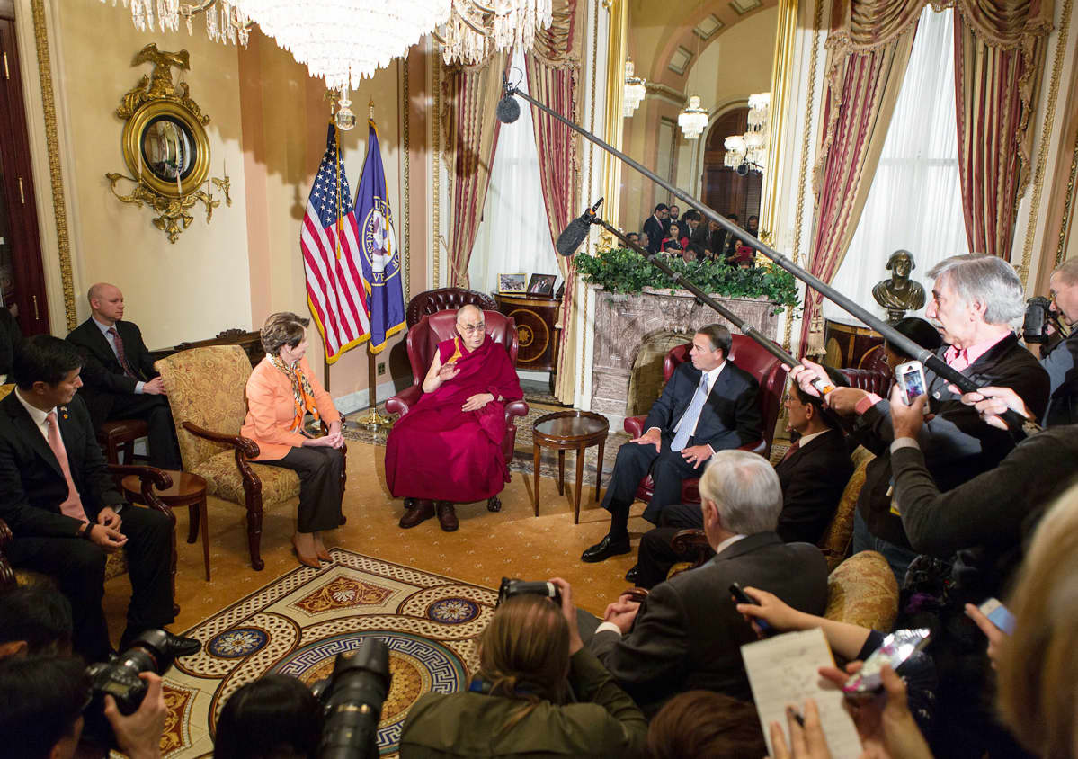 Dalai Lama vierailee Yhdysvaltain edustajainhuoneessa.